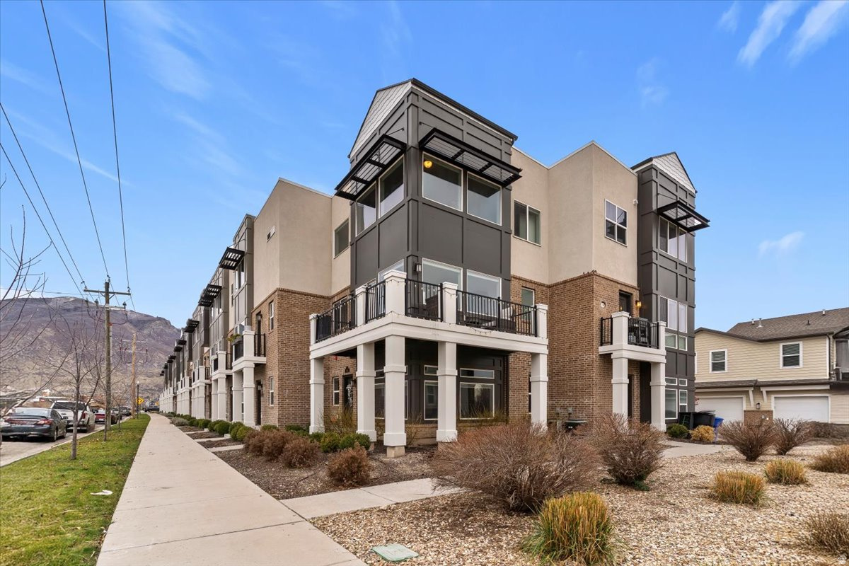 AVENUES  AT THE STATION - Residential