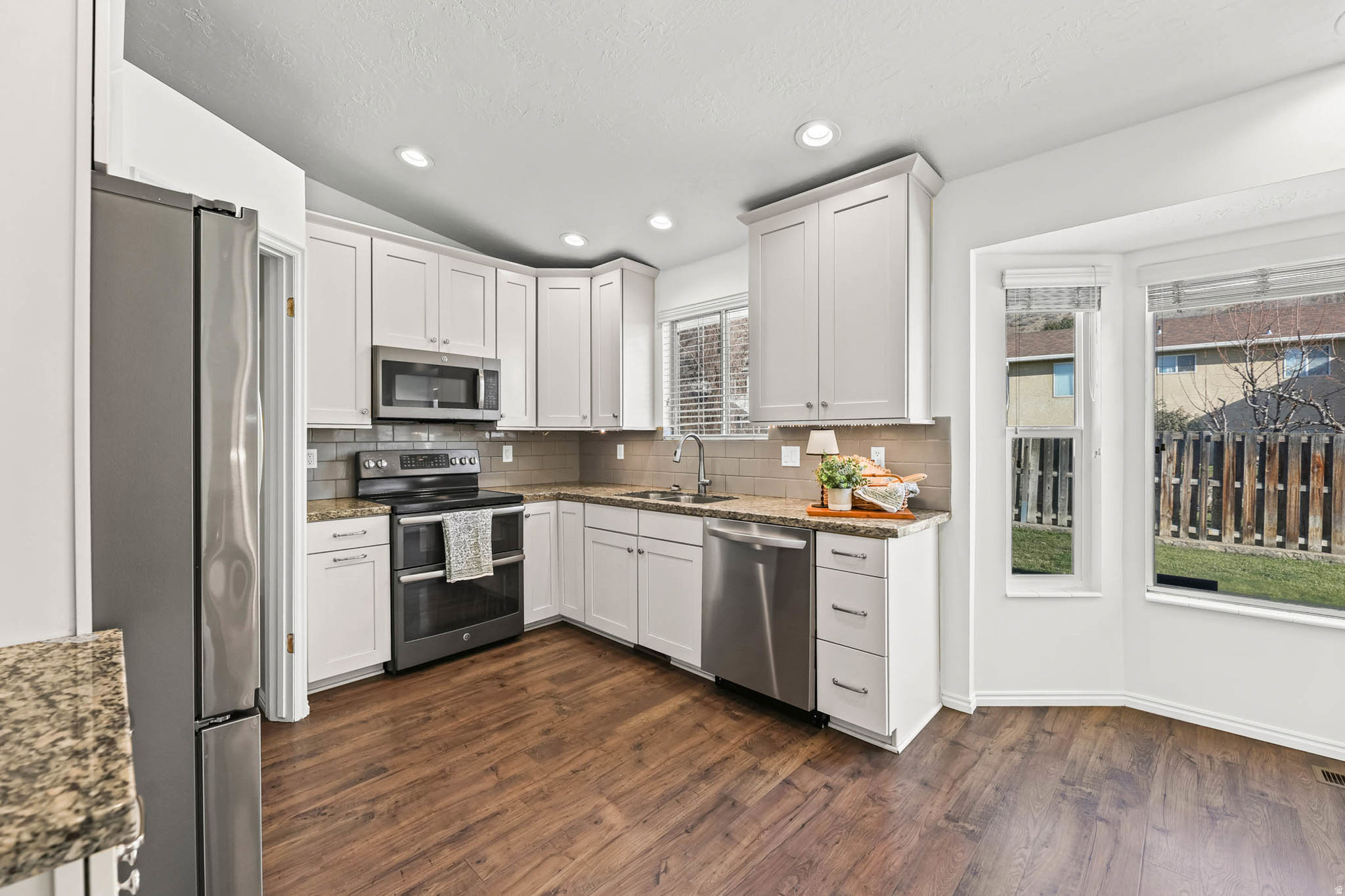 CAVE HOLLOW - Residential