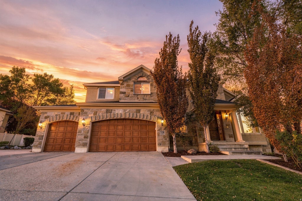 Photo of 1724 E ELLERBECK LN, Draper, UT 84020 (MLS # 2186207)