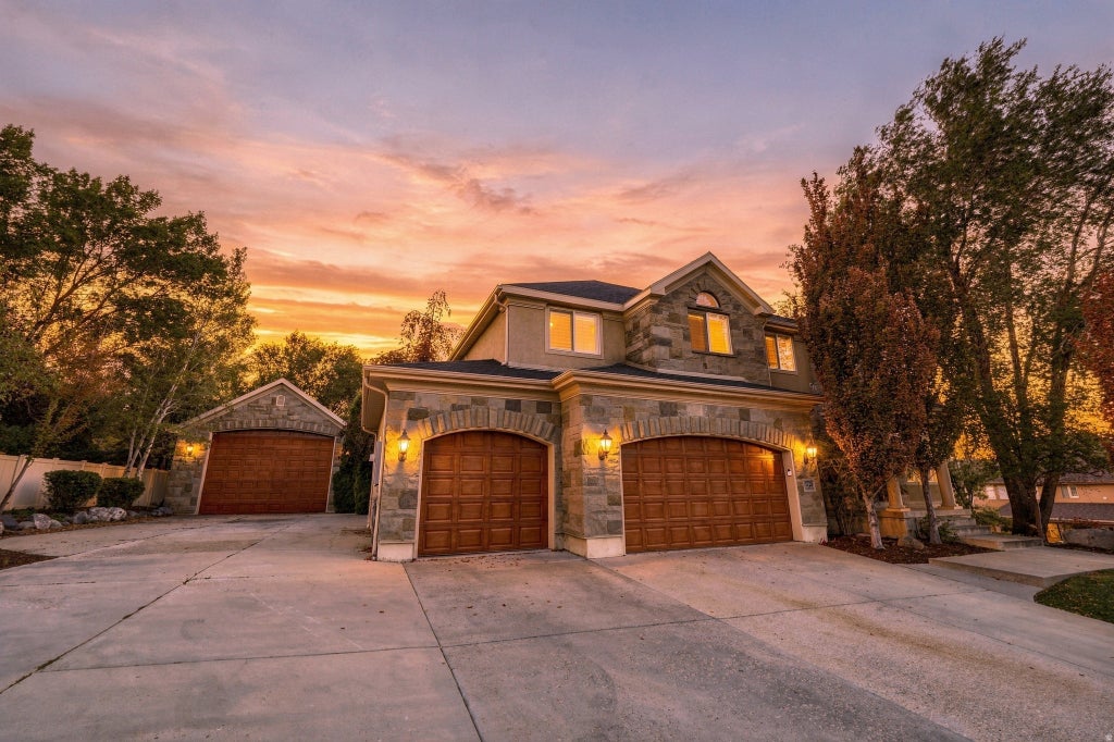 Photo of 1724 E ELLERBECK LN, Draper, UT 84020 (MLS # 2186207)