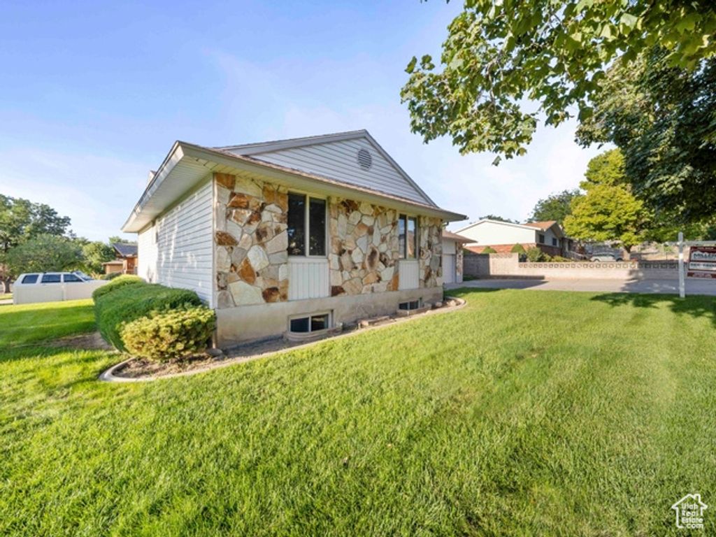 Photo of 704 W DAISY LN S, Murray, UT 84123 (MLS # 2119508)