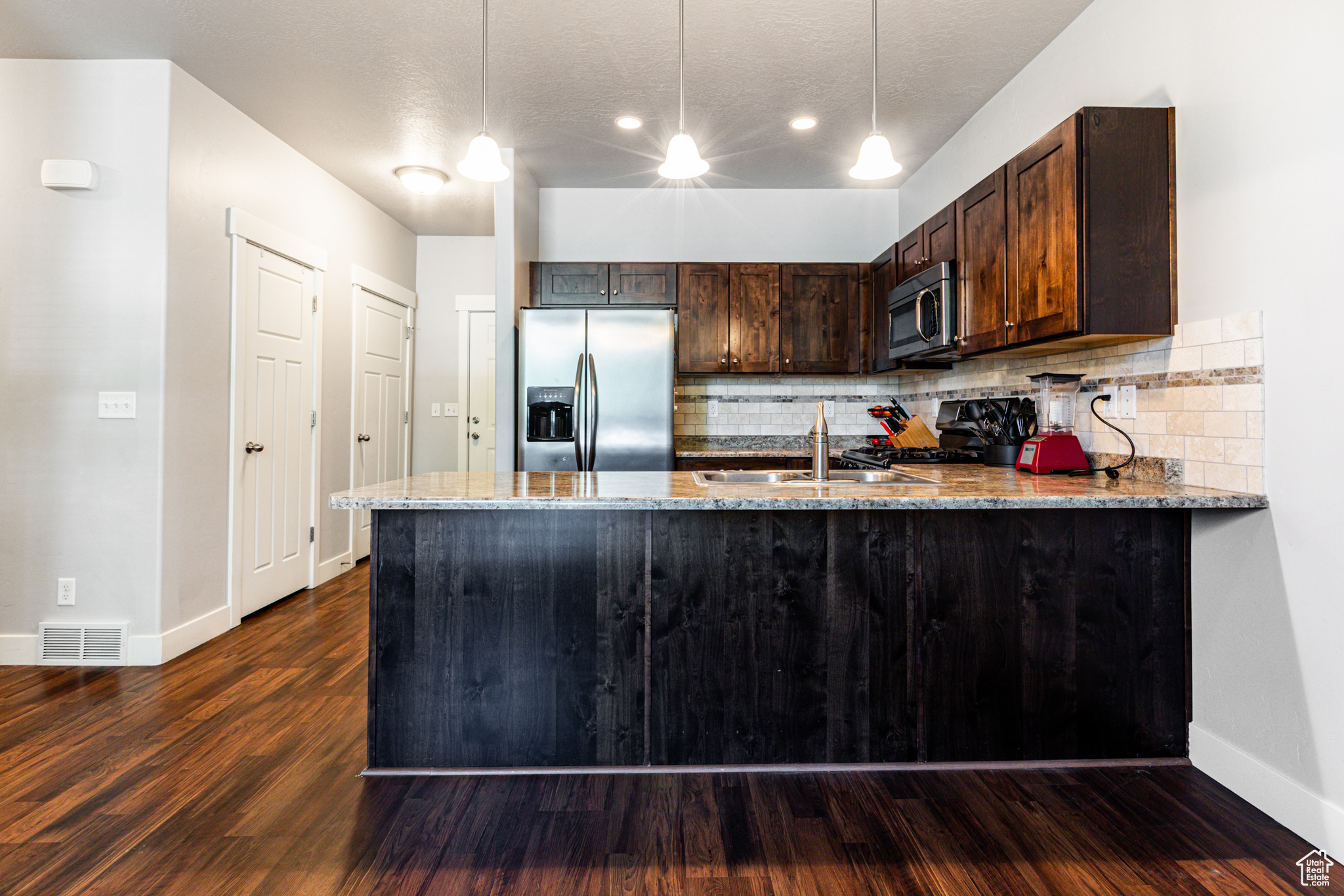 West Jordan, Utah 84081, United States, 3 Bedrooms Bedrooms, ,2 BathroomsBathrooms,Residential,Pending,49241