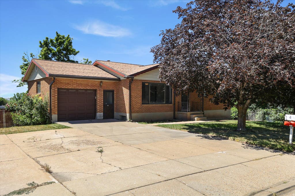 Photo of 555 W 300 N, Clearfield, UT 84015 (MLS # 2166777)