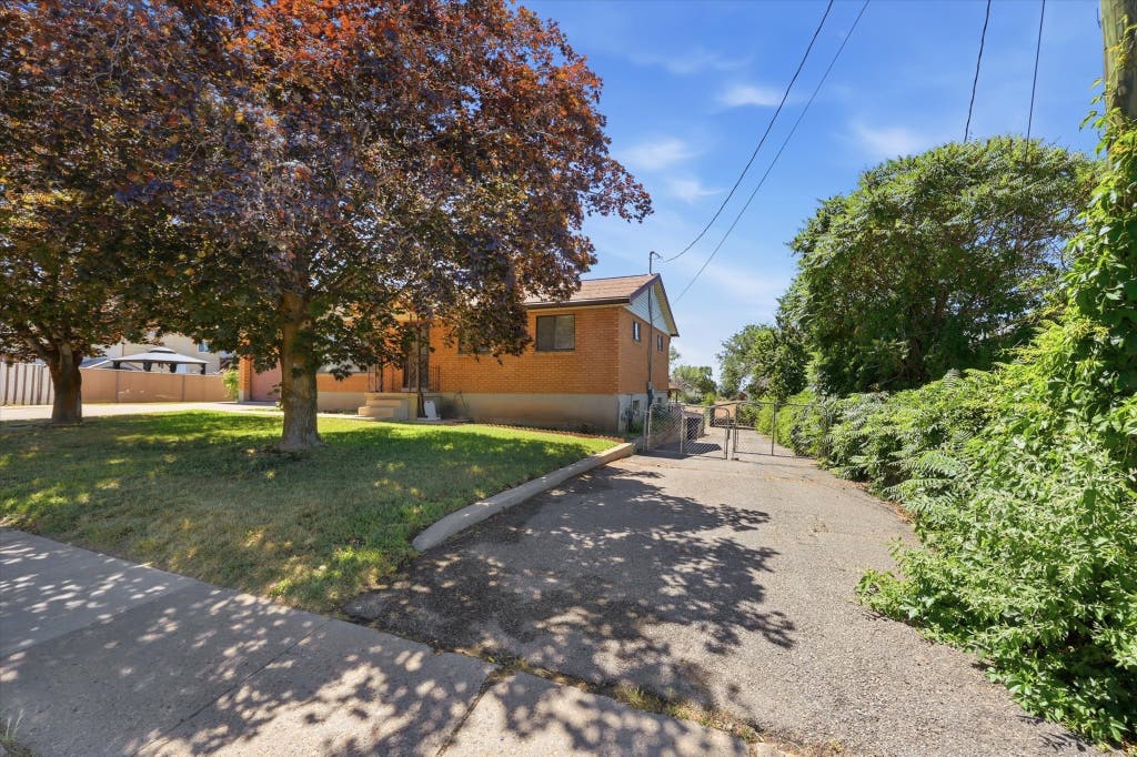 Photo of 555 W 300 N, Clearfield, UT 84015 (MLS # 2166777)