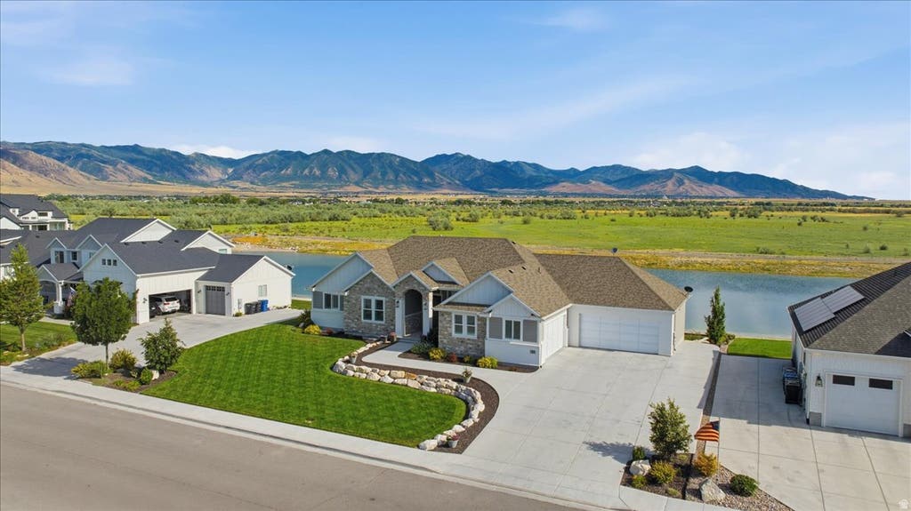 Photo of 21 PIER PL, Stansbury Park, UT 84074 (MLS # 2172141)