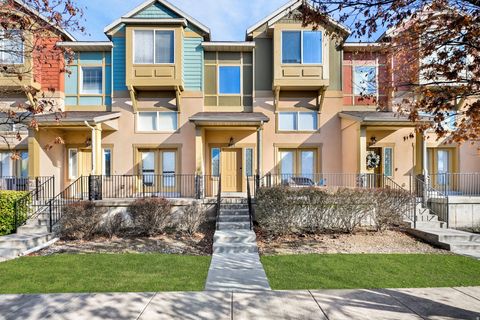 Photo of 864 N FARMINGTON XING W, Farmington, UT 84025 (MLS # 2134641)