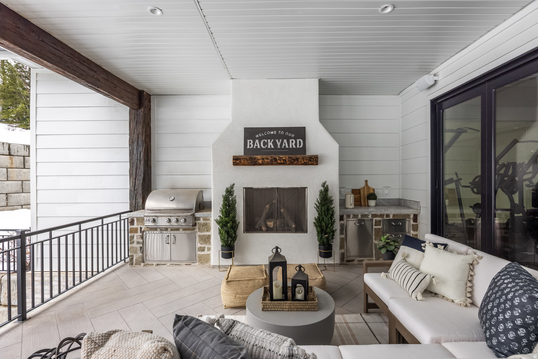 WOODLAND HILLS - Residential