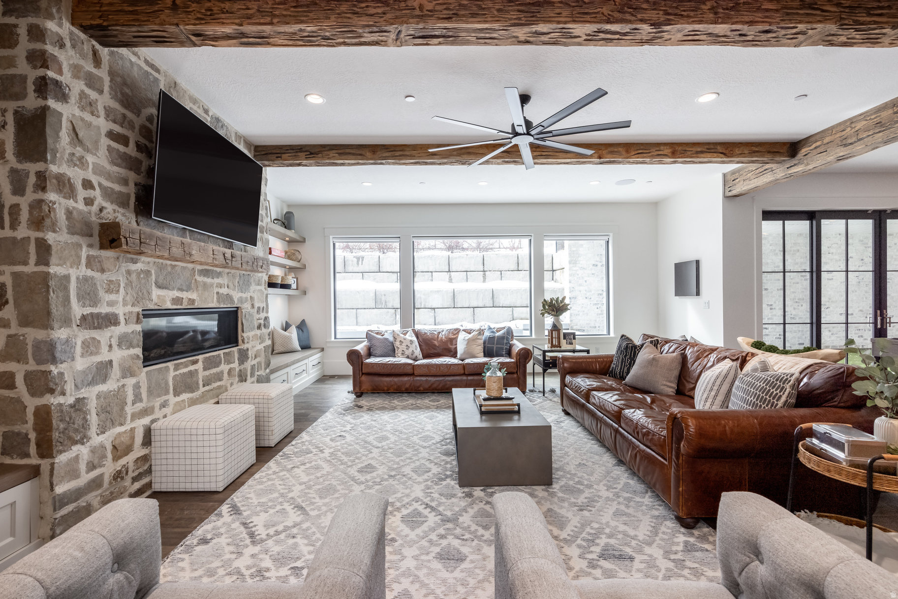 WOODLAND HILLS - Residential