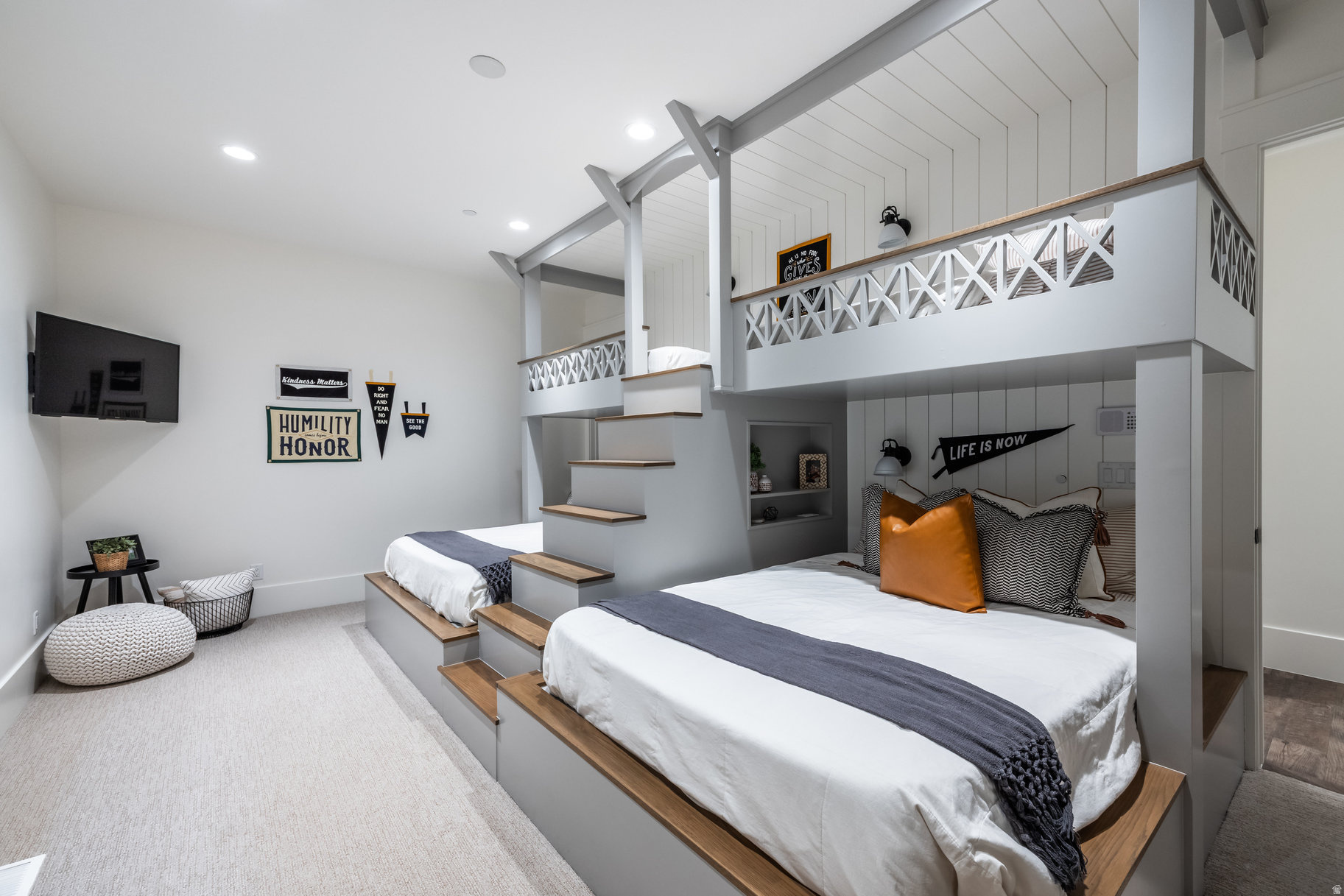 WOODLAND HILLS - Residential