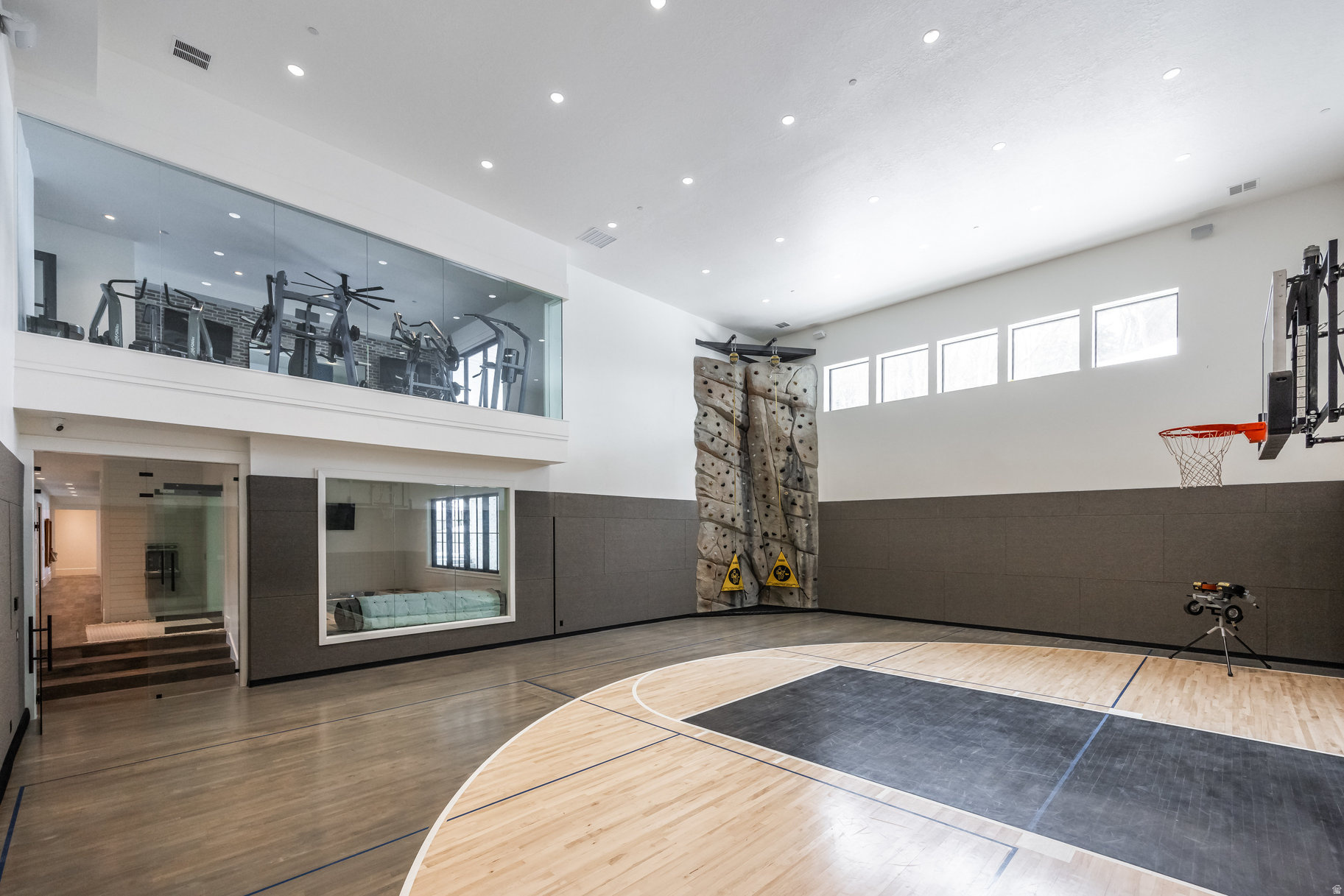 WOODLAND HILLS - Residential