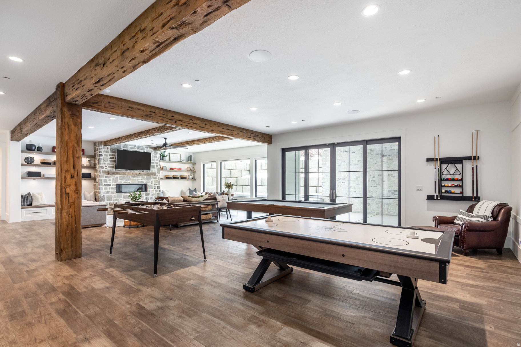 WOODLAND HILLS - Residential