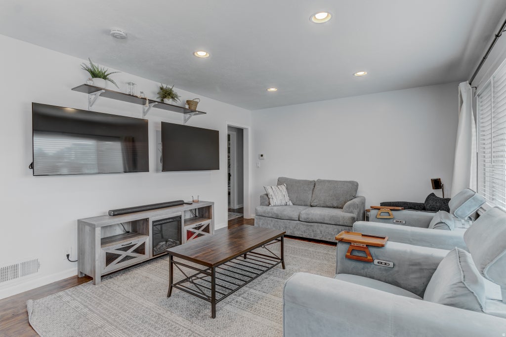 Photo of 169 CRESTWOOD RD, Kaysville, UT 84037 (MLS # 2182548)