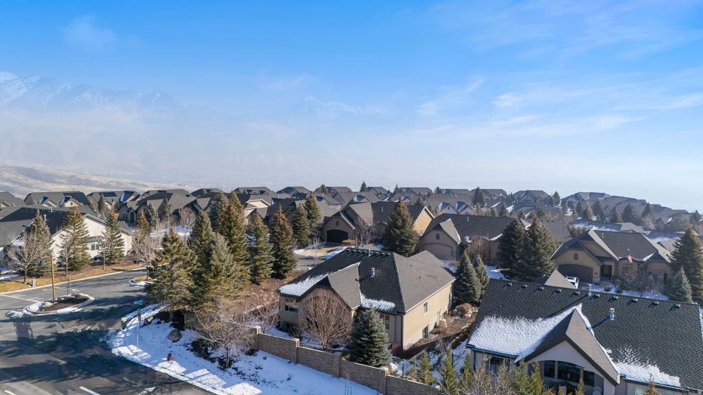 Photo of 2203 E FAIR WINNS LN #606, Draper (UT Cnty), UT 84020 (MLS # 2131840)