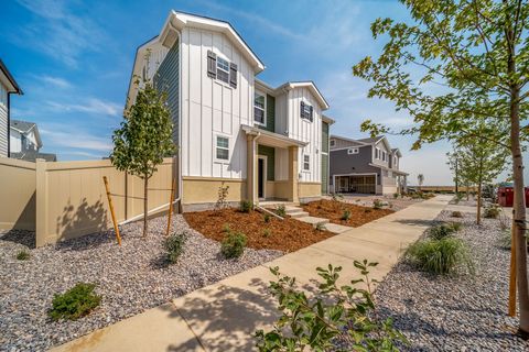 Photo of 311 E KANAB CREEK DR, Saratoga Springs, UT 84045 (MLS # 2141157)