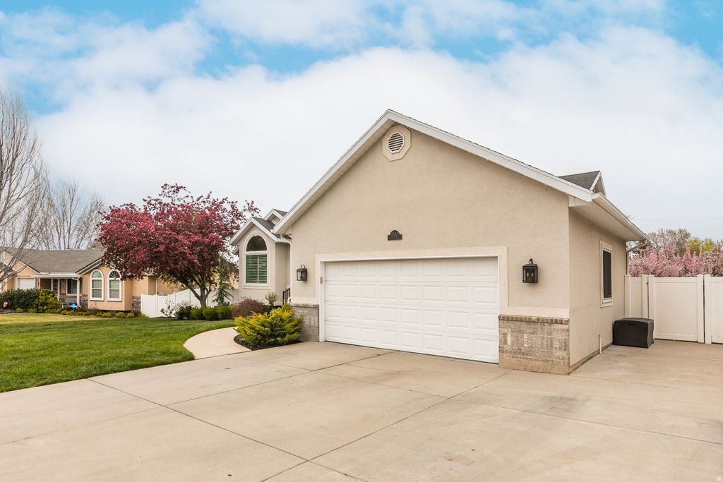 Photo of 2537 E CUPECOY DR, Cottonwood Heights, UT 84121 (MLS # 2152778)