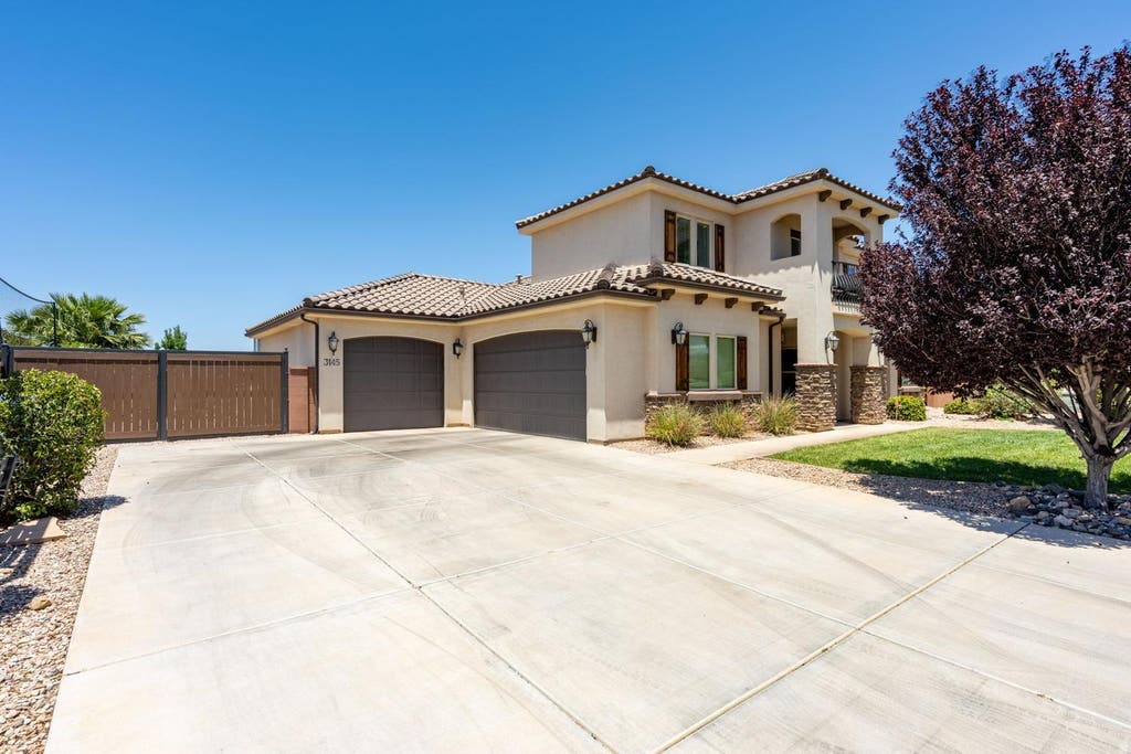 Photo of 3145 E HOLLY DR, Saint George, UT 84790 (MLS # 2164988)