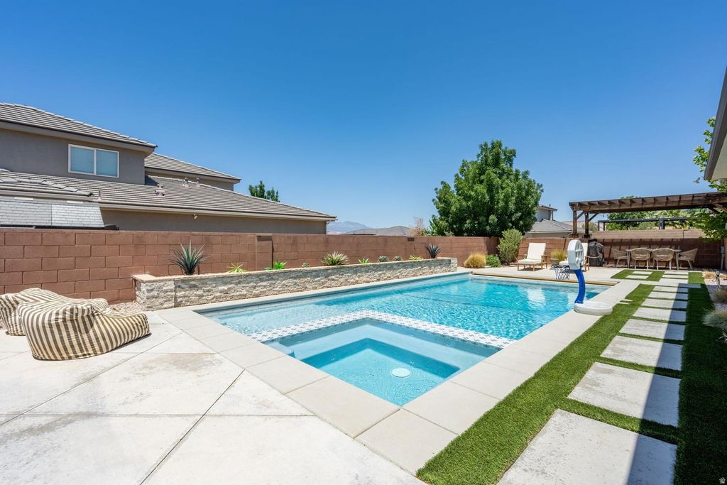 Photo of 3145 E HOLLY DR, Saint George, UT 84790 (MLS # 2164988)