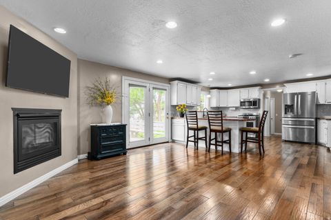 Tiny photo for 789 E SHERWOOD DR, Kaysville, UT 84037 (MLS # 2161708)