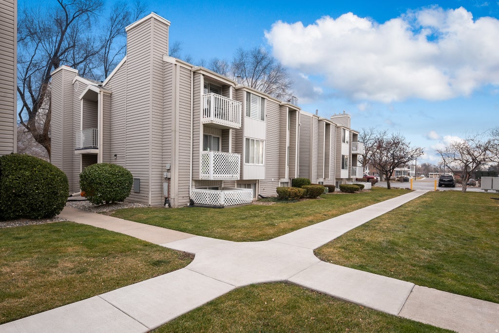 Photo of 875 E ARROWHEAD LN S #47, Murray, UT 84107 (MLS # 2186434)