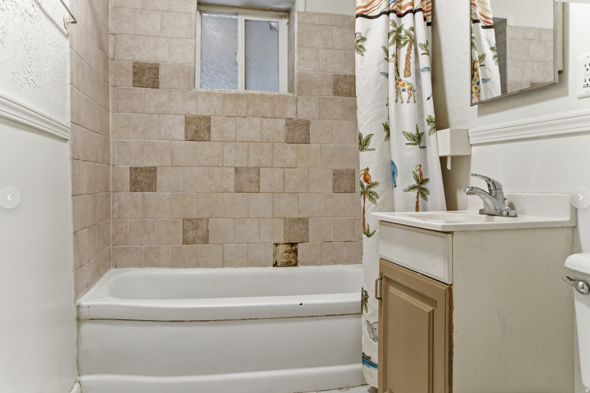 Main image without alt text