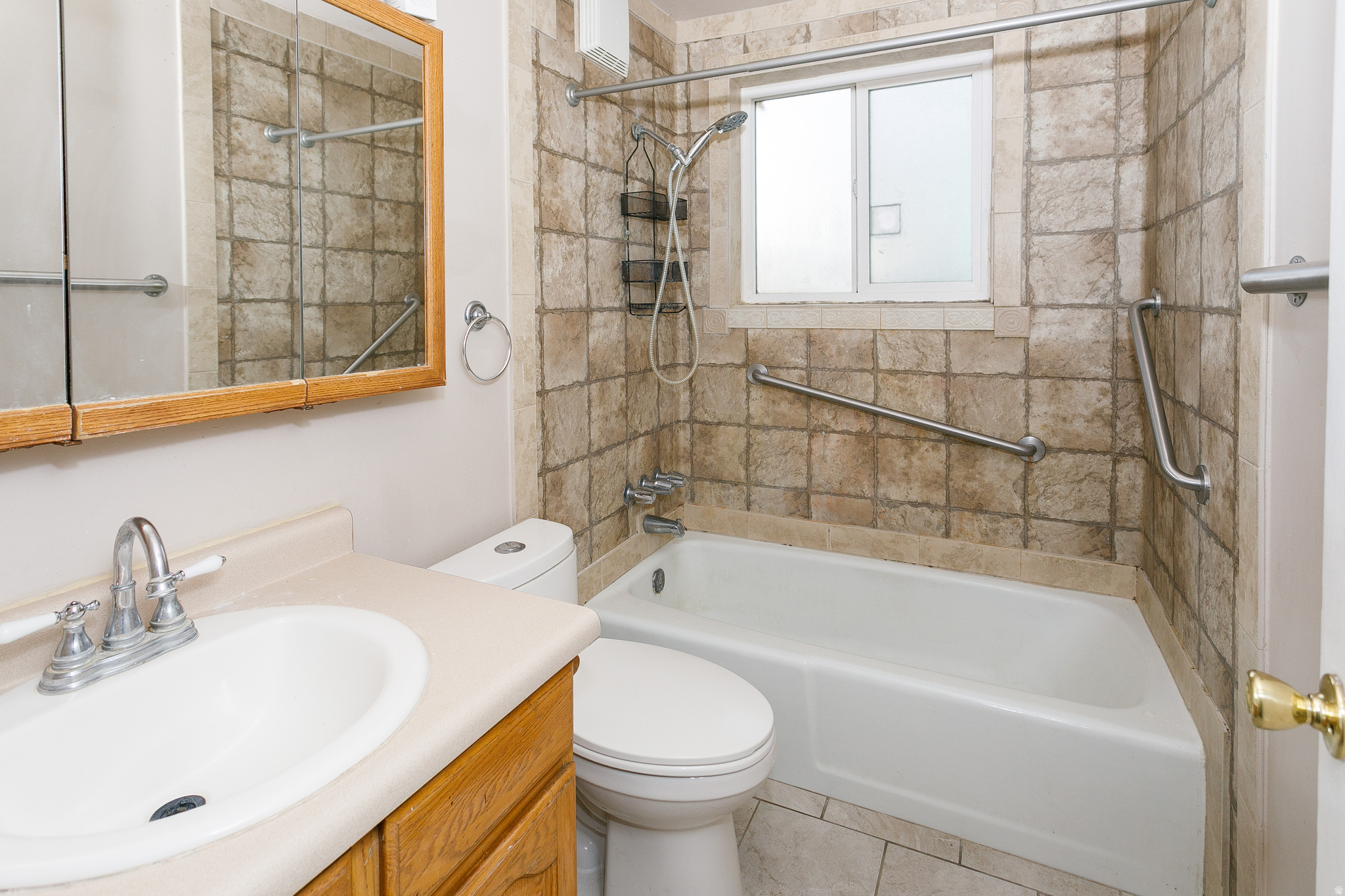 Main image without alt text