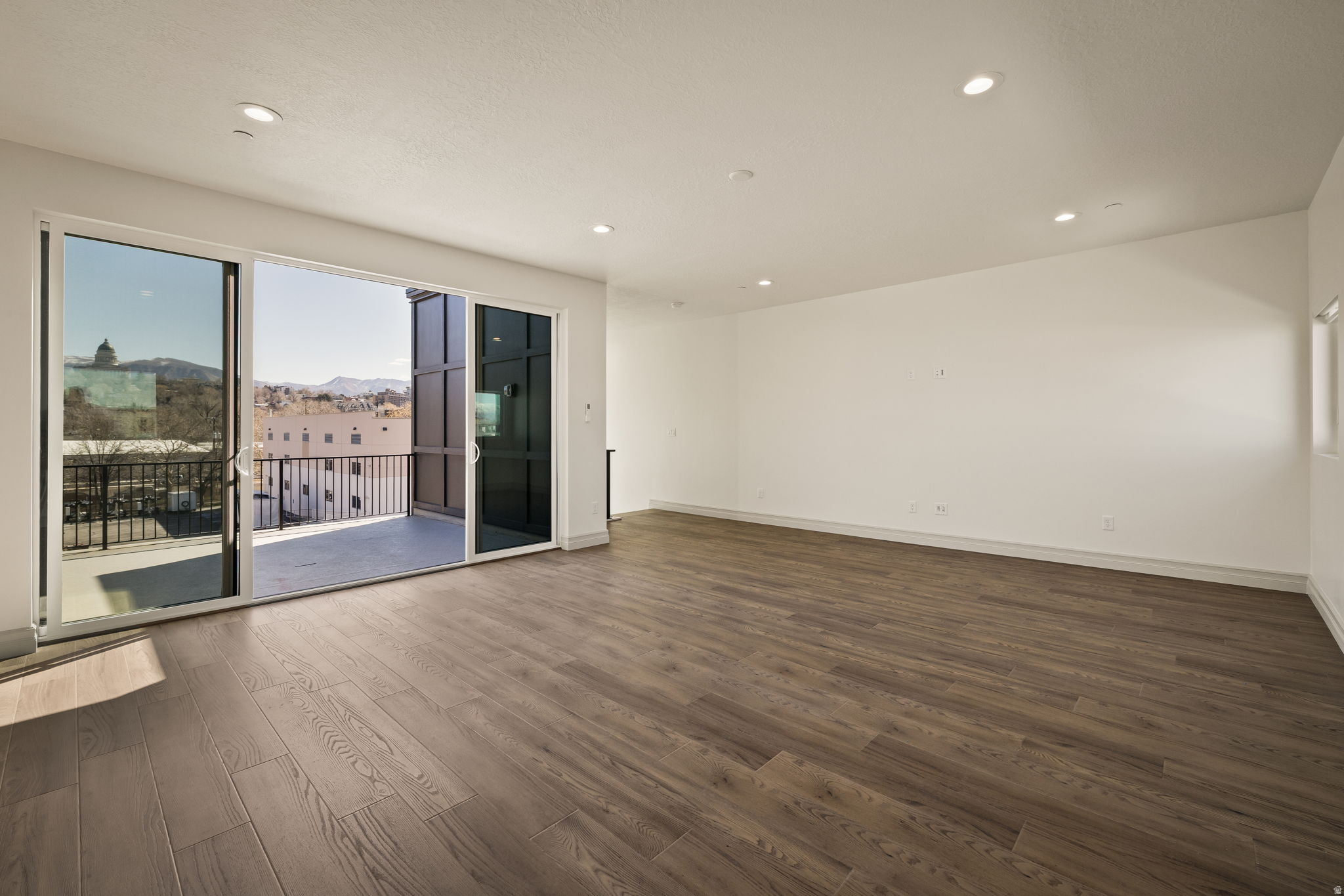 THE IRIS - Residential