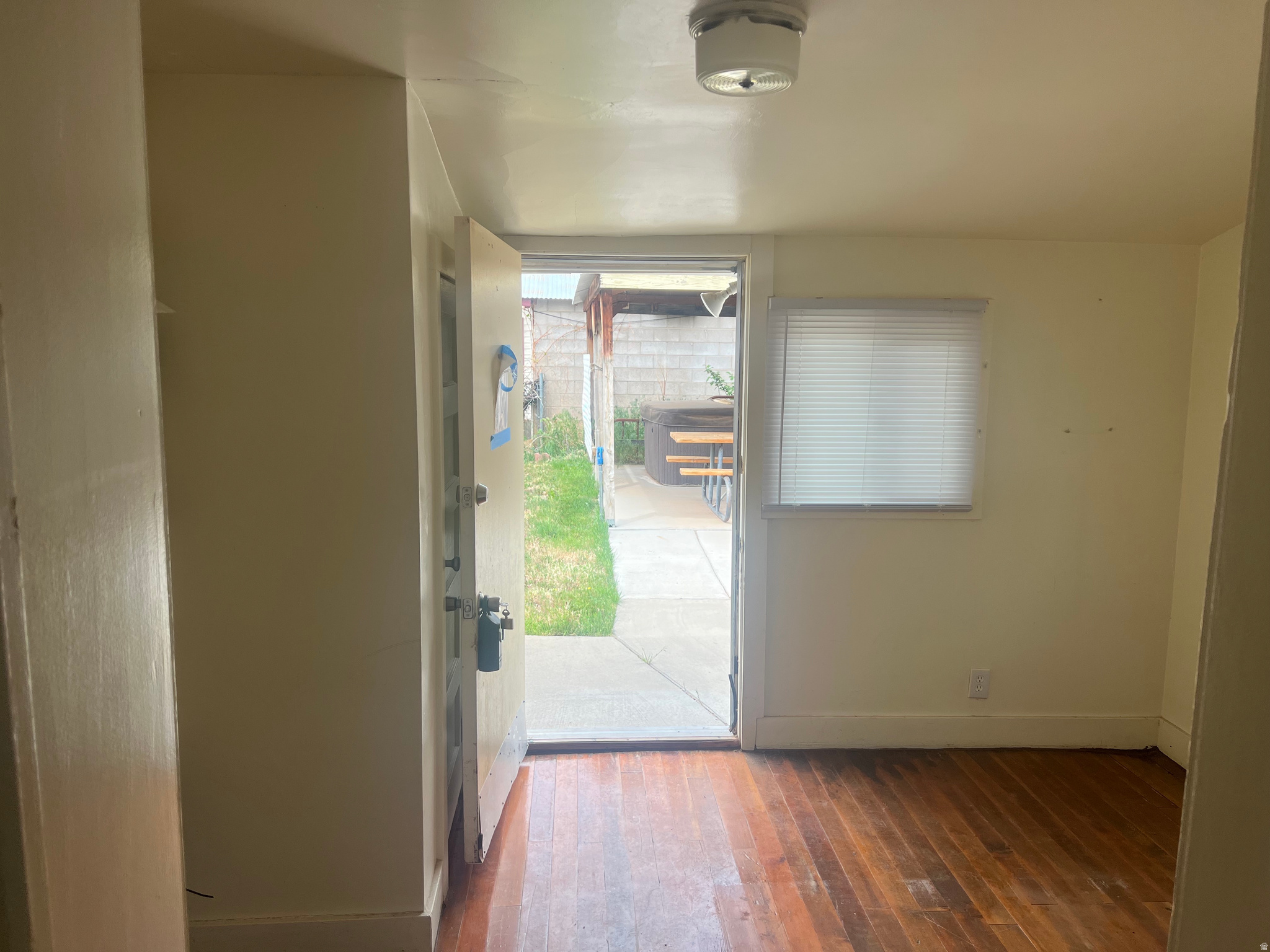 Main image without alt text