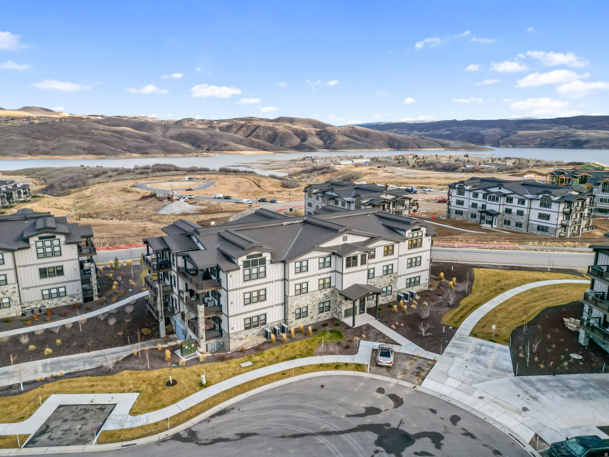 MAYFLOWER LAKESIDE - Residential