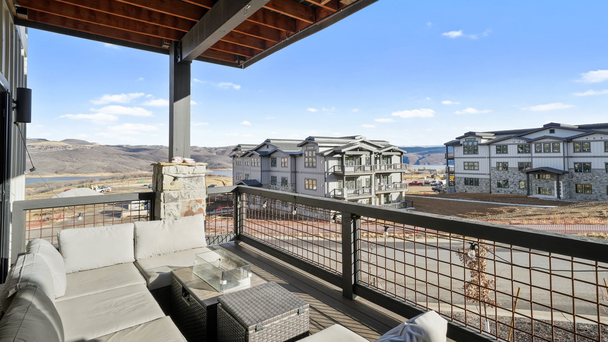 MAYFLOWER LAKESIDE - Residential