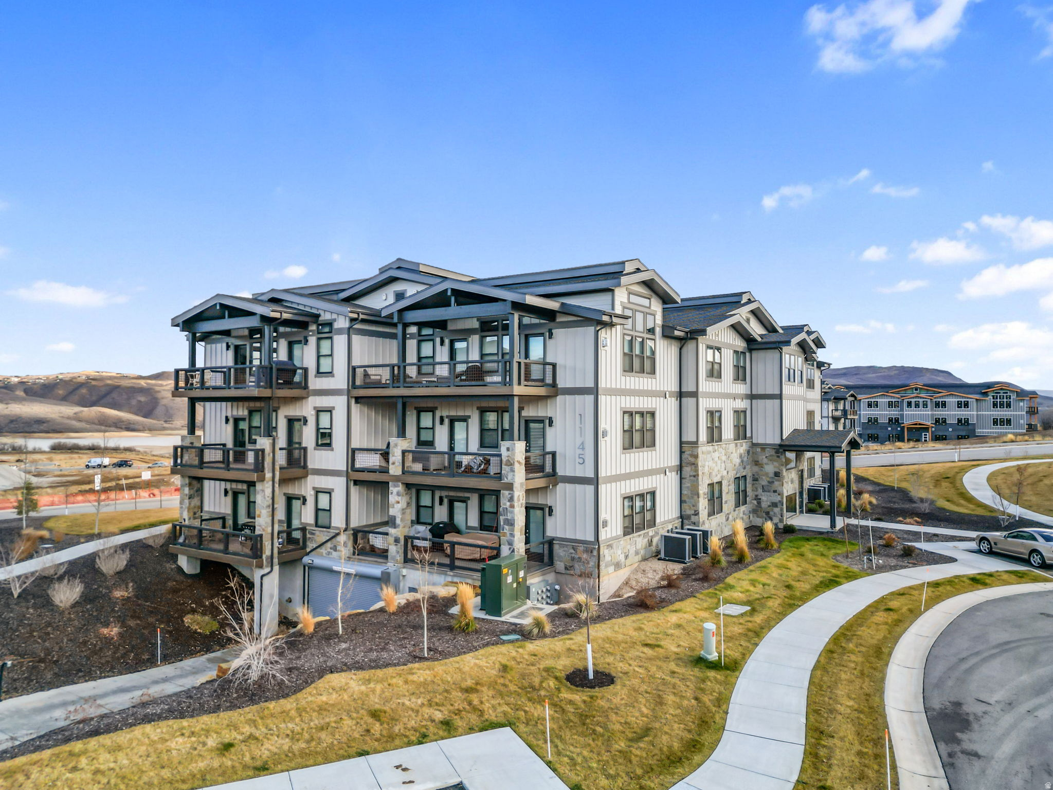 MAYFLOWER LAKESIDE - Residential