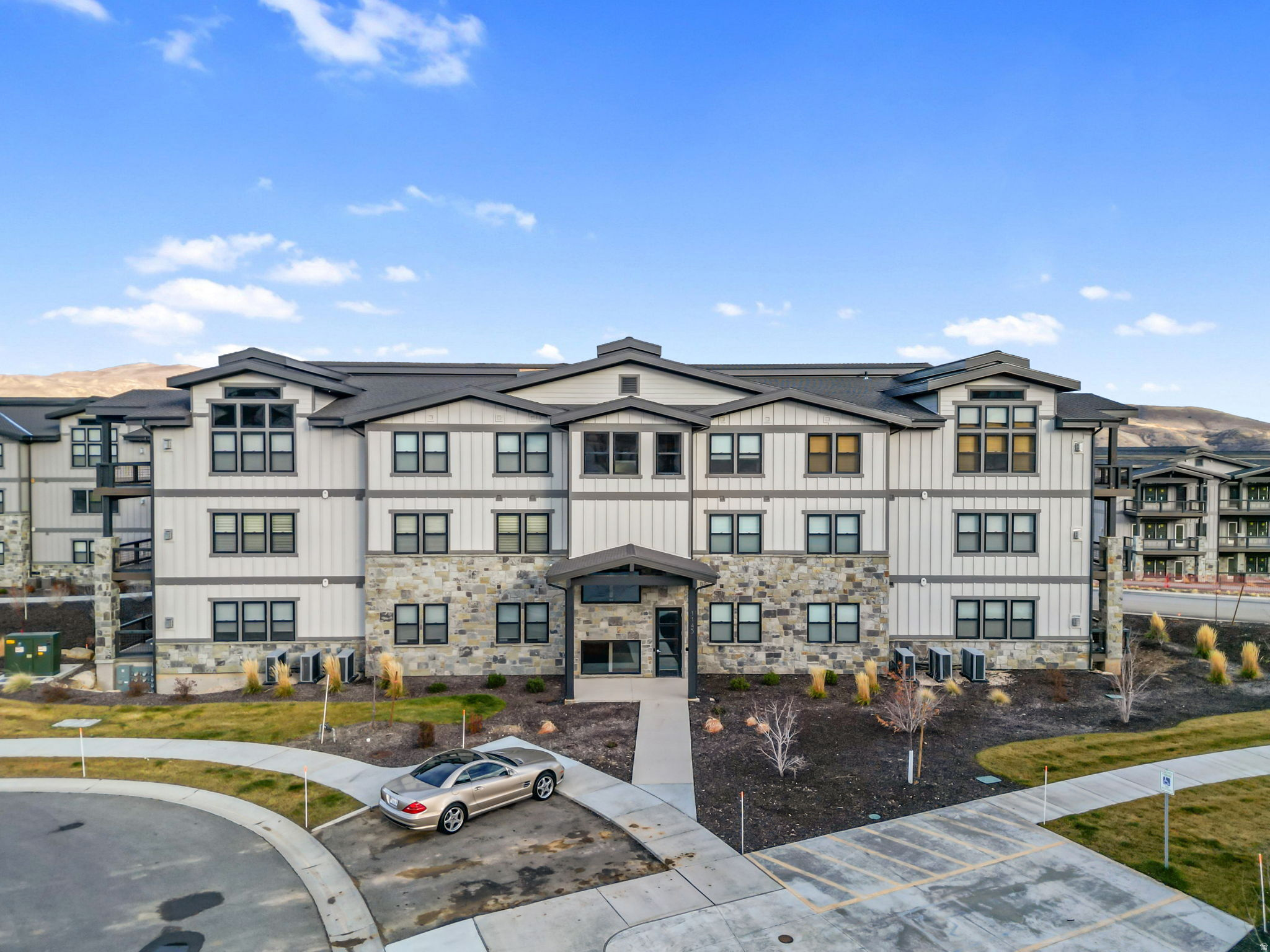 MAYFLOWER LAKESIDE - Residential
