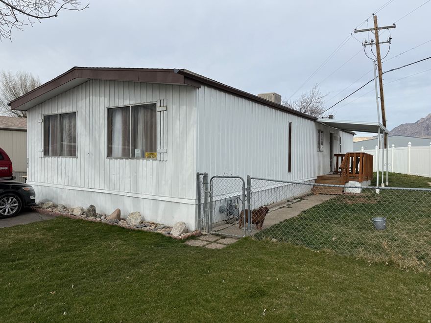 3 bed, 2 bath home (1,300 sq ft) built in 1973 in Evergreen Village MHC. Features a functional open layout, spacious living area, and private primary suite. Move-in ready with great natural light and storage. Close to shopping, dining, and major roads. Buyer must be park approved; lot rent  $984/mo. Financing options available based on approval.  Casa de 3 hab, 2 baos (1,300 sq ft) construida en 1973 en Evergreen Village MHC. Cuenta con una distribucin abierta y funcional, amplia sala de estar y una suite principal privada. Lista para mudar con excelente luz natural y espacio de almacenamiento. Cerca de tiendas, restaurantes y vas principales. El comprador debe ser aprobado por el parque; el alquiler del lote es de  $984/mes. Opciones de financiamiento disponibles sujetas a aprobacin.