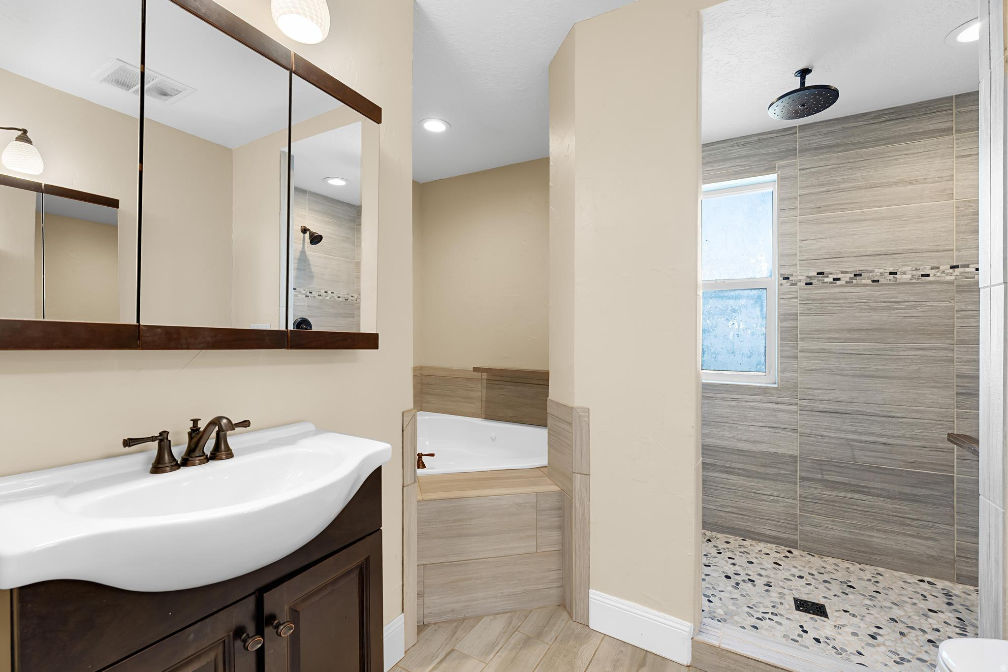 LAKE MOUNTAIN ESTATE - Residential