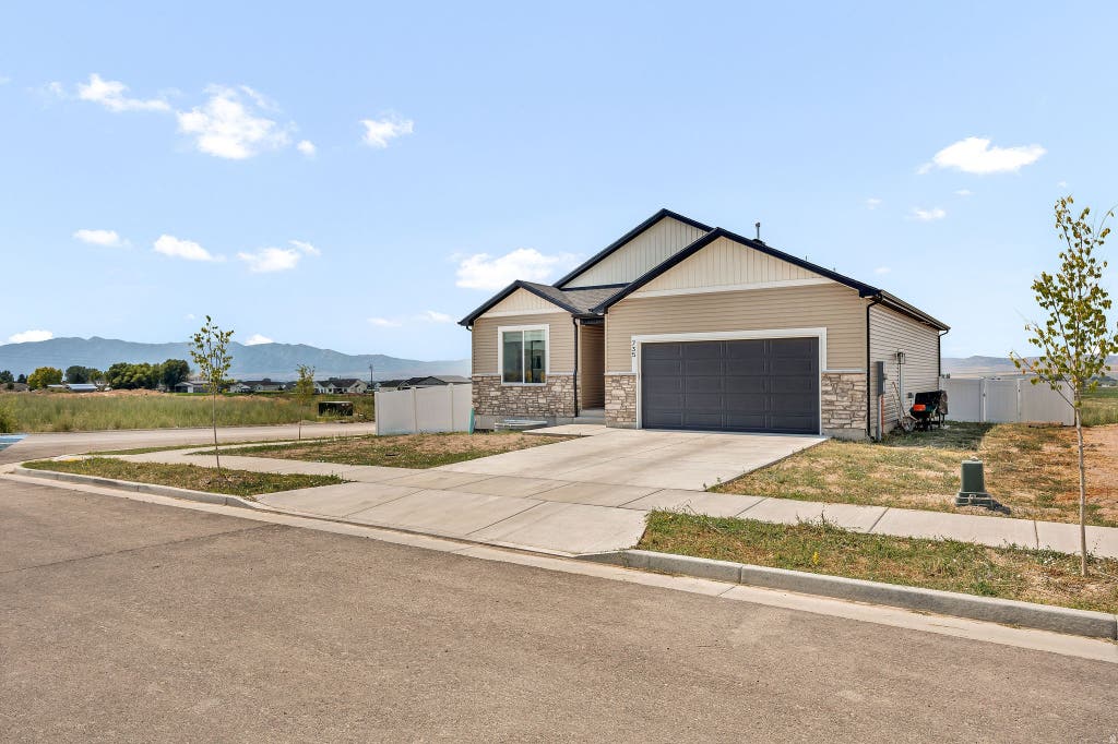 Photo of 735 N 300 W, Smithfield, UT 84335 (MLS # 2178385)