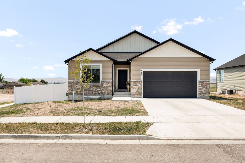Photo of 735 N 300 W, Smithfield, UT 84335 (MLS # 2178385)