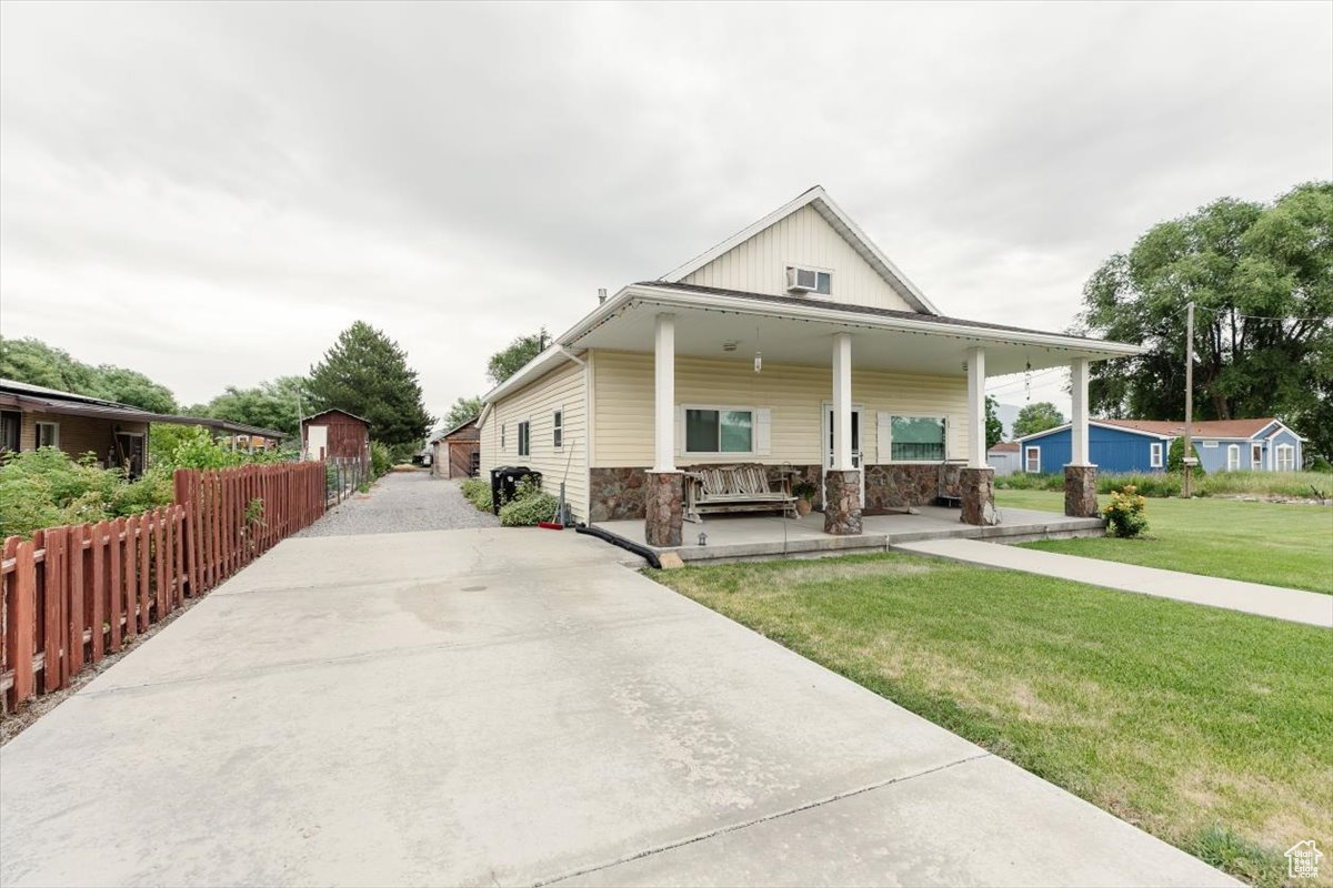 Main image without alt text