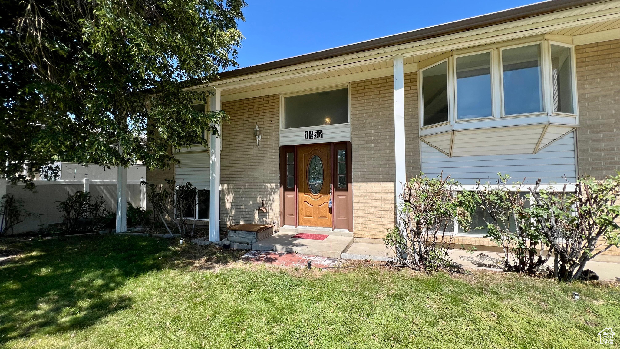 Don't miss this great home in a quiet area close to Fort Union shopping area with easy access to major roads and I215 freeway* Great neighborhood, blocks to neighborhood park & elementary school* Potential for mother in law apartment as well as an additional bathroom* Buyer and buyer agent to verify all info.