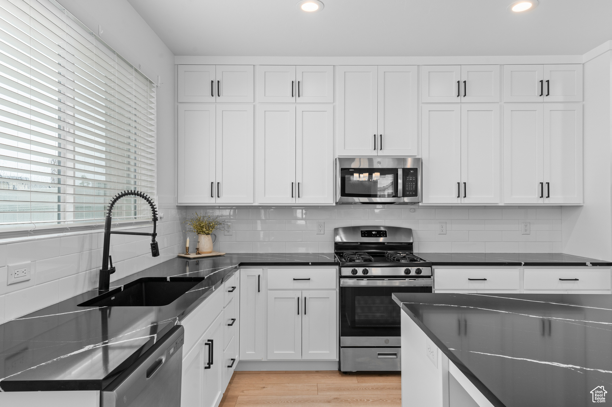LAKESHORE LANDING - Residential