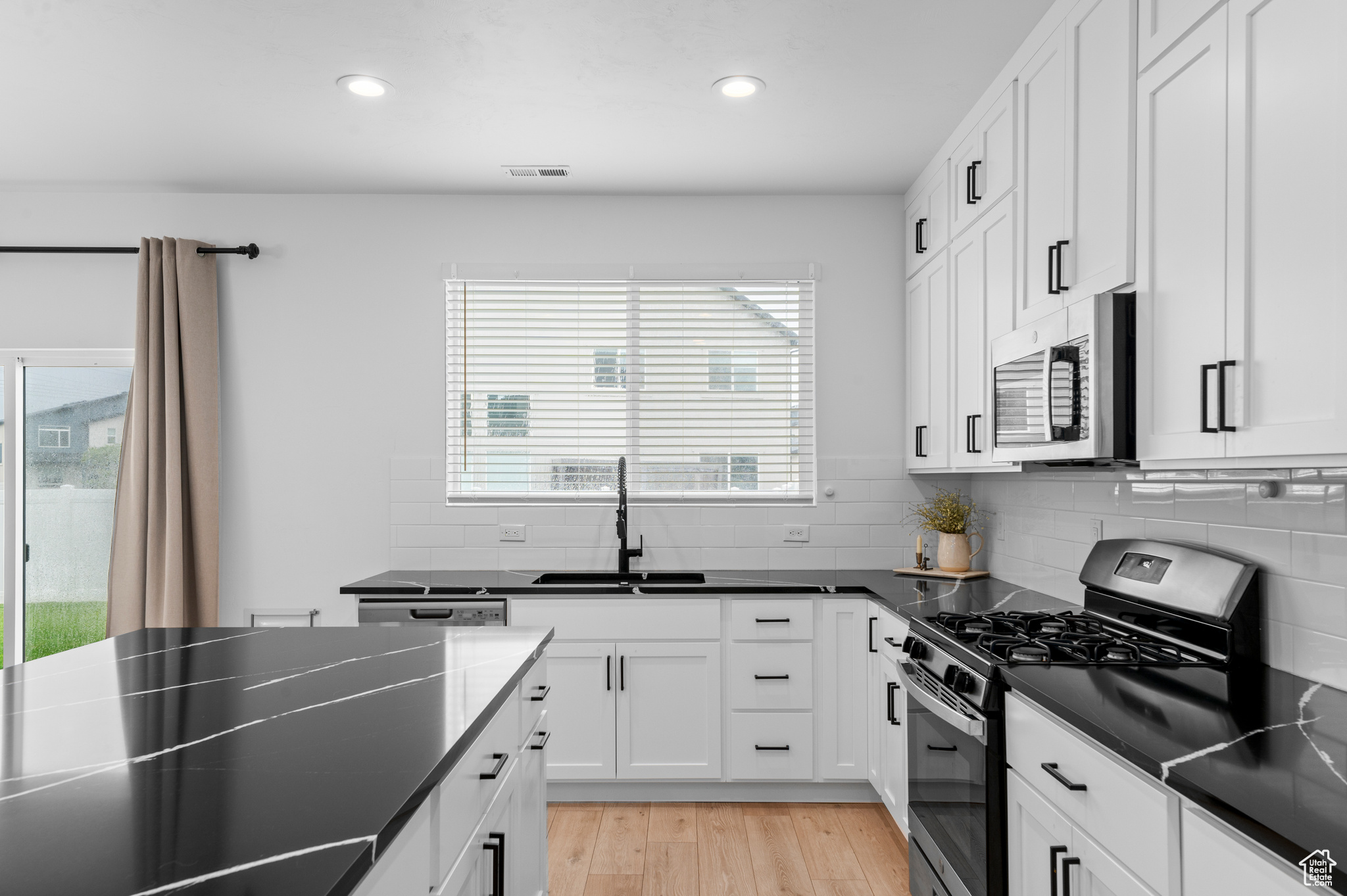 LAKESHORE LANDING - Residential