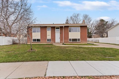 Photo of 1533 W 1740 N, Clearfield, UT 84015 (MLS # 2142635)