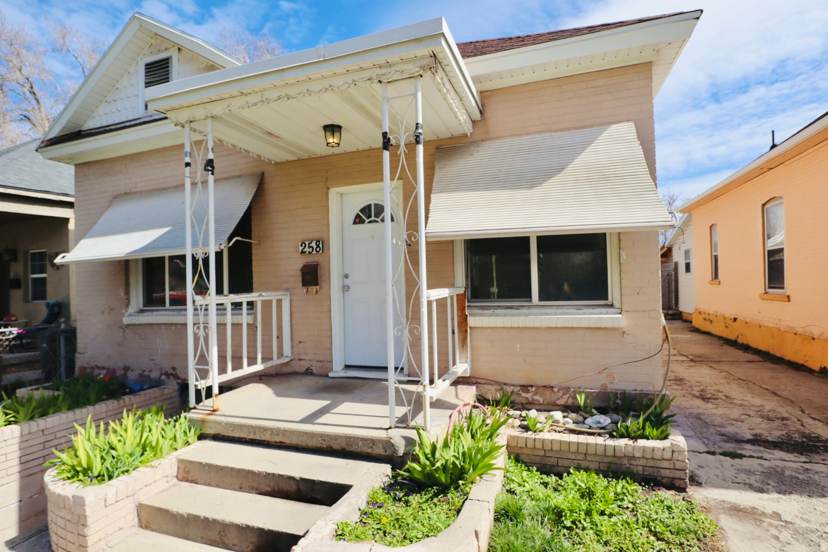 Main image without alt text