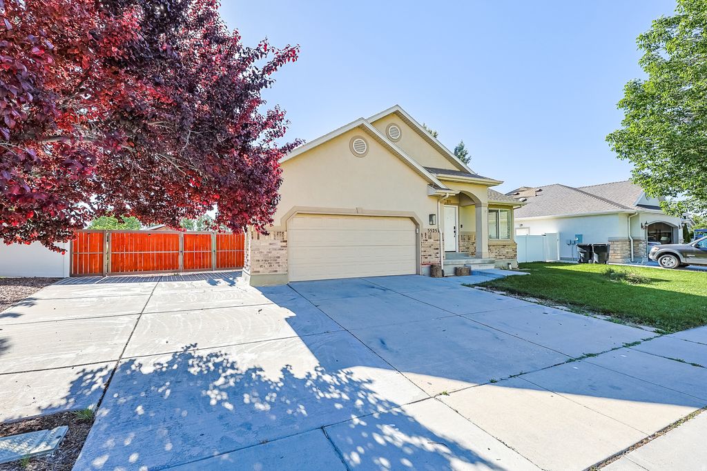 Photo of 5525 N HAMPTON WAY E, Stansbury Park, UT 84074 (MLS # 2164289)
