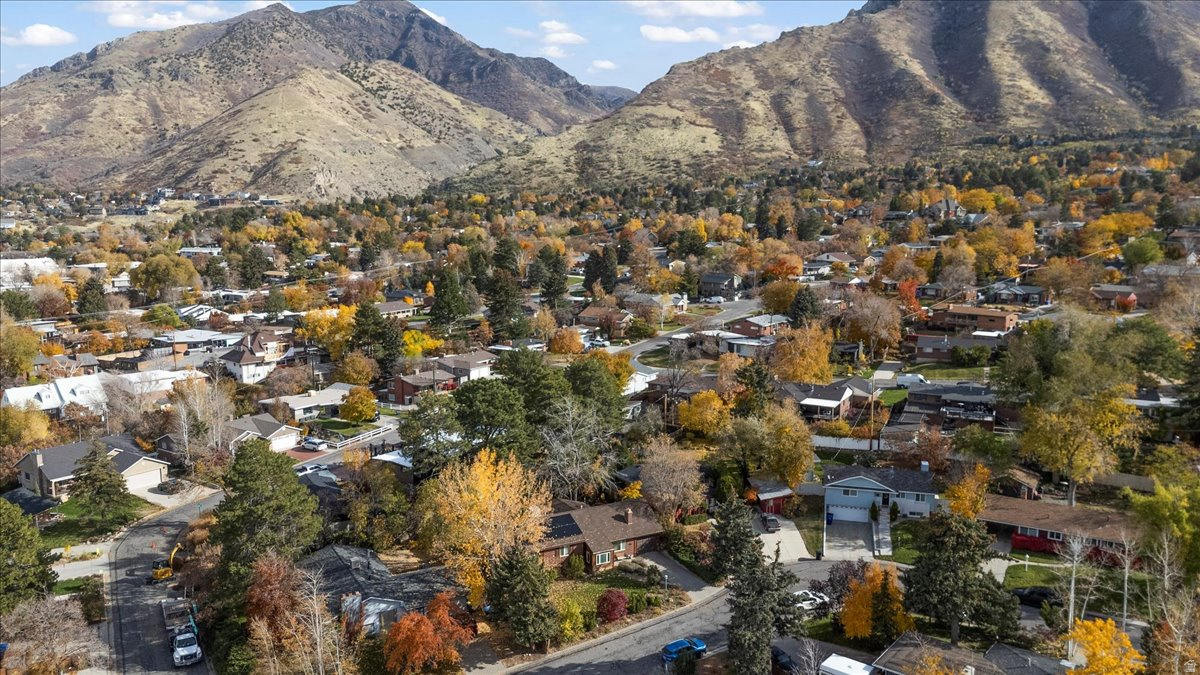 MAYWOOD HILLS - Residential