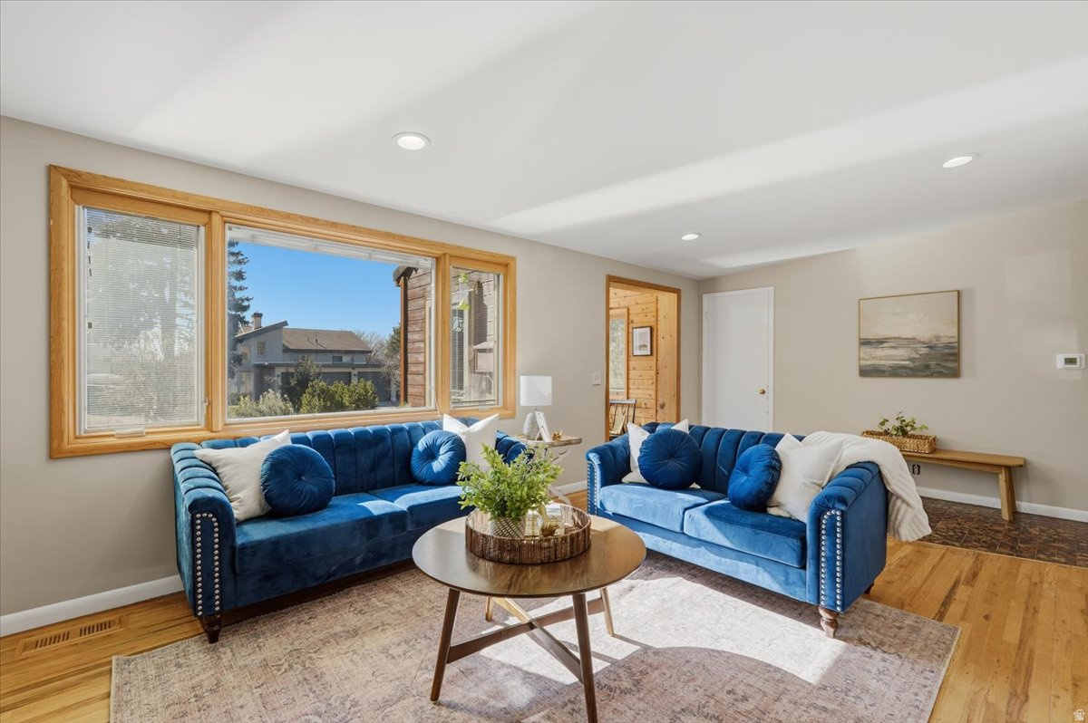 MAYWOOD HILLS - Residential