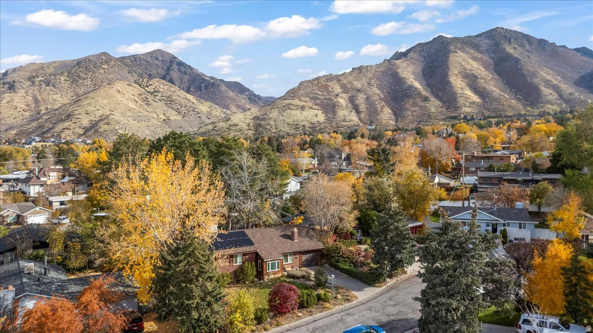 MAYWOOD HILLS - Residential