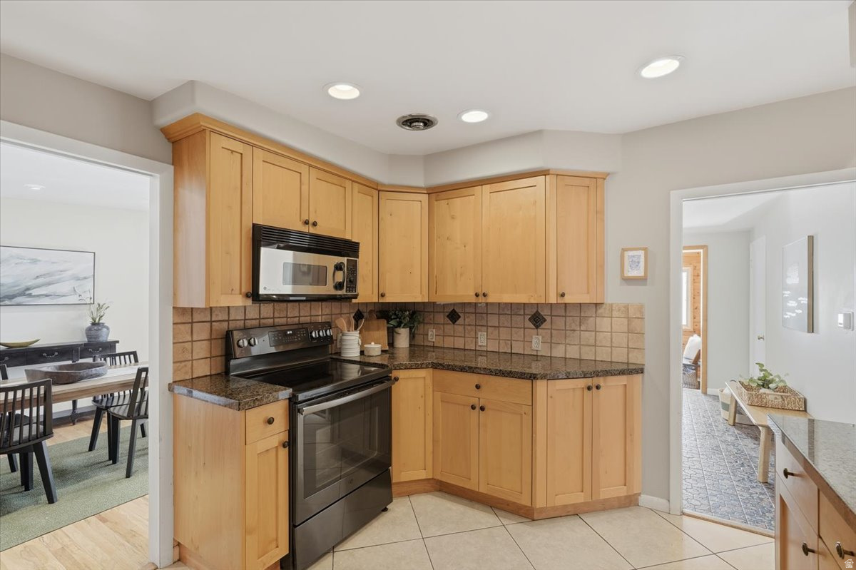 MAYWOOD HILLS - Residential