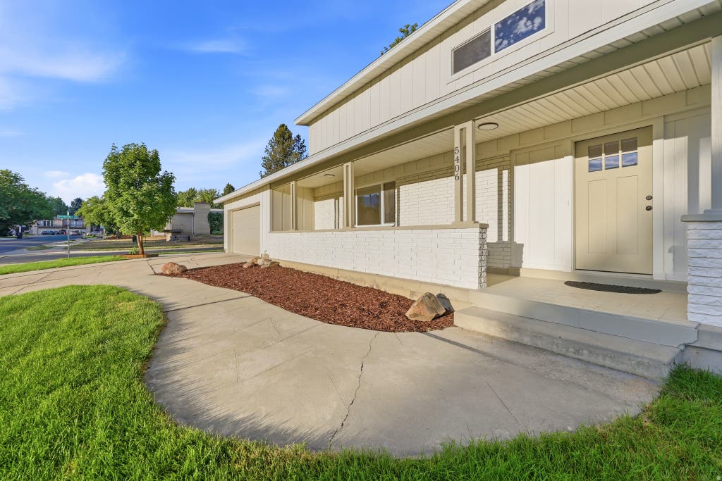 Photo of 5406 S YORK ST, Murray, UT 84117 (MLS # 2180412)