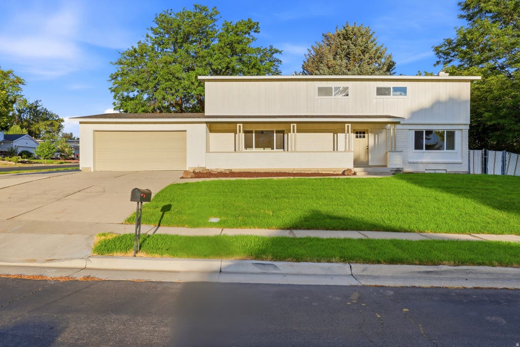 Photo of 5406 S YORK ST, Murray, UT 84117 (MLS # 2180412)