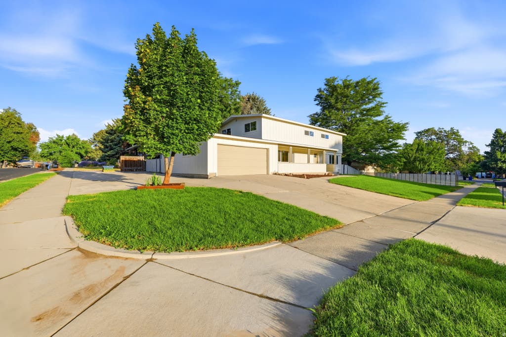 Photo of 5406 S YORK ST, Murray, UT 84117 (MLS # 2180412)