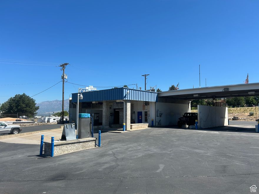 Great opportunity to own a car wash that has visibility on Washington Blvd.  Five self service bays and one automatic bay.  This is perfect for the up leg on an exchange, great investment and you don't have to deal with tenants.